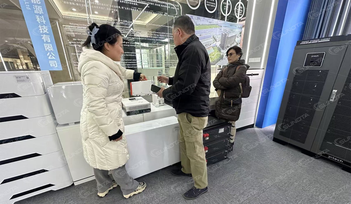 厄瓜多尔客户参观中国工厂后对圣达逆变器品质表示赞赏